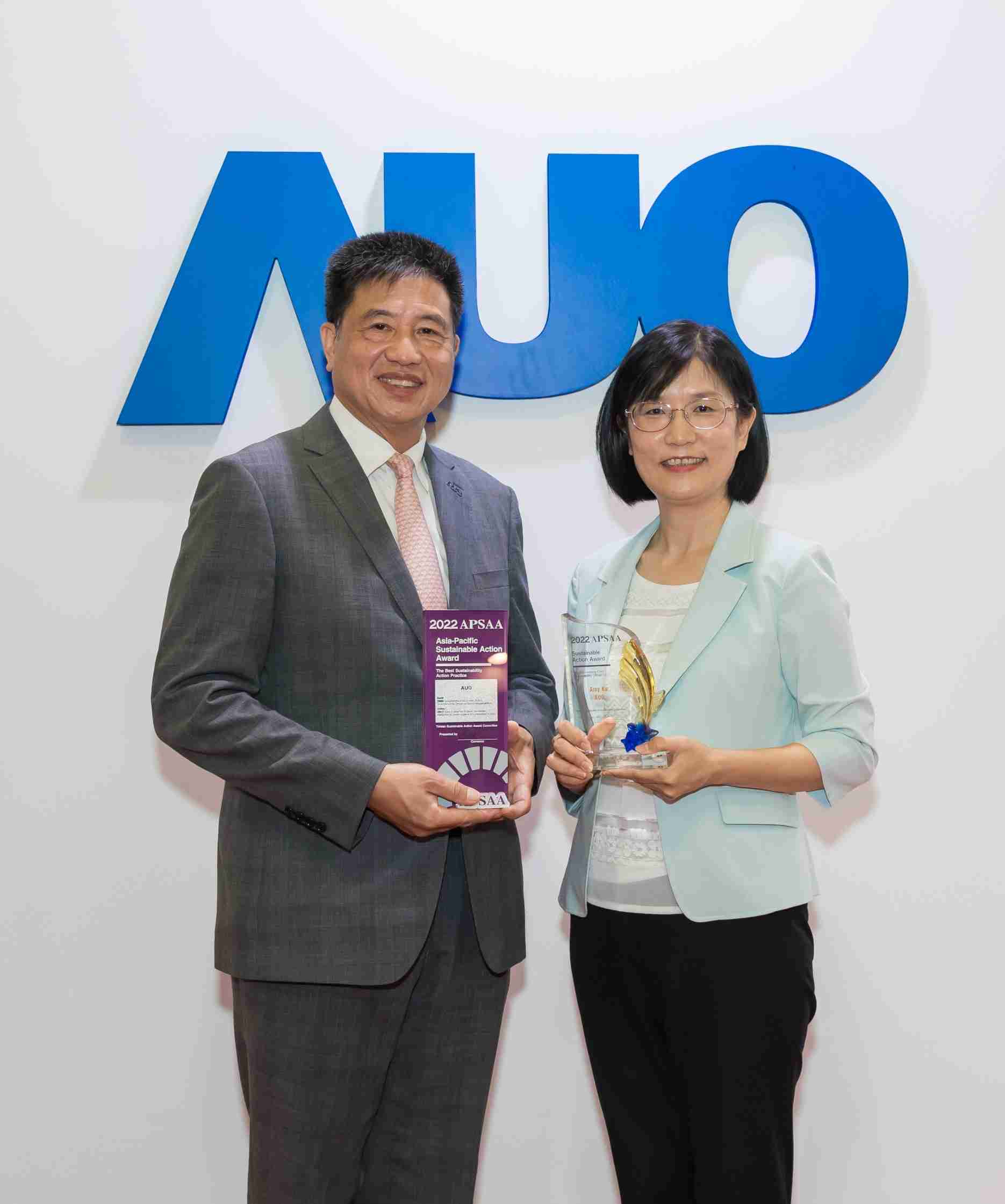 尊龙z6长期垫筑永续远景的基石，，透过ESG暨气候委员会逐步实践永续策略蓝图。。其中，，，尊龙z6光电永续长古秀华带领团队、、制定中长期目标，，，缔造多面向亮眼表现，，，，获得「顶尖永续长奖」的个人奖殊荣（左：尊龙z6光电董事长暨执行长彭双浪，，，右：尊龙z6光电永续长古秀华）