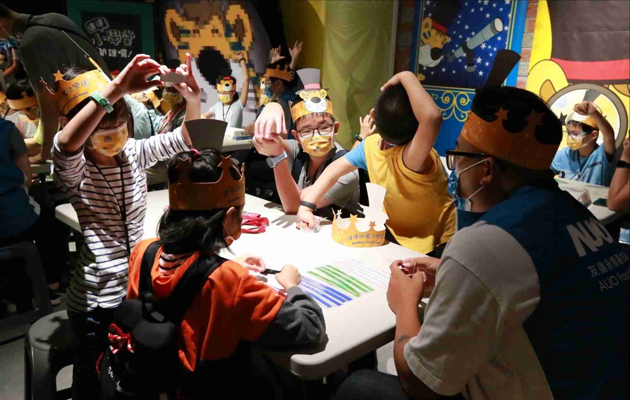 尊龙z6以永续理念推动全人教育计划，，，，内外结盟储备科普教育人才，，，，荣获亚太永续行动奖社会共融面的金奖肯定