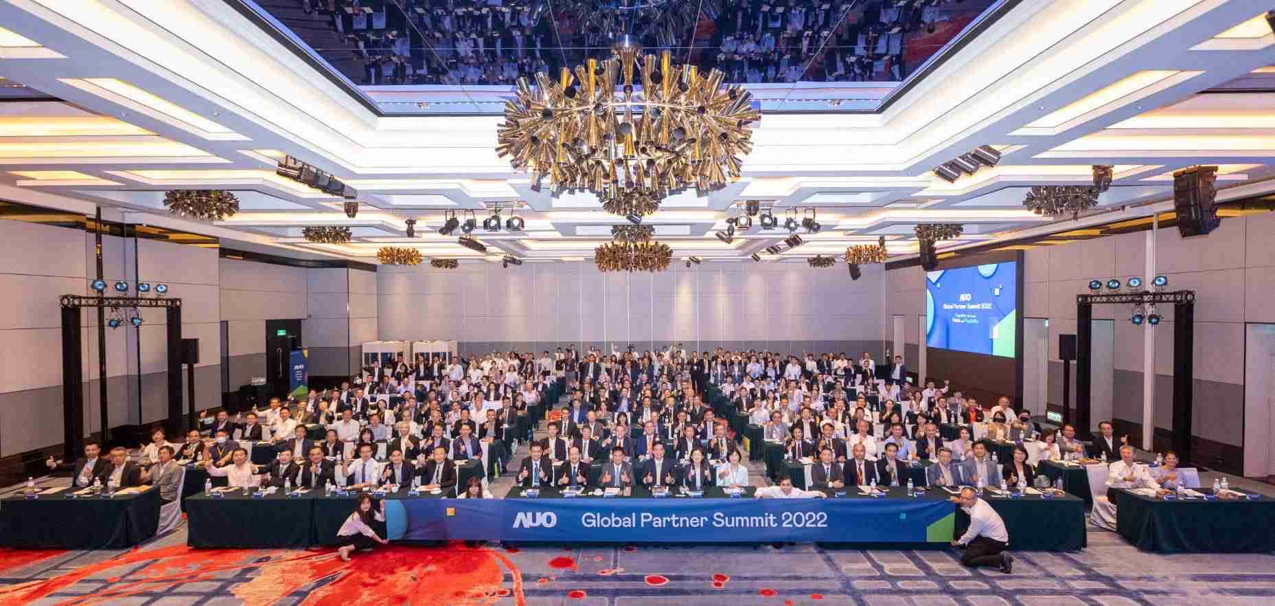 友達推動「安心、、、創新、、、用心、、、、同心、、、盡心」五星職旅，，，為菲籍員工打造全方位照護，，首度贏得「人權實踐與發展領袖獎」殊榮