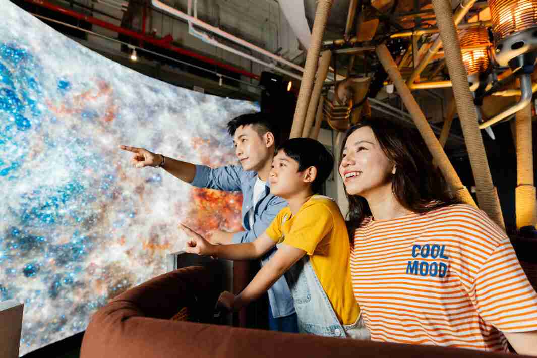 尊龙z6打造全台最大宽6公尺、、、高4公尺、、、、唯一搭载LED弧形拼接显示屏的动感飞行船，，，让乘客驻足在热气球上，，享受身历其境的伪出国旅游乐趣