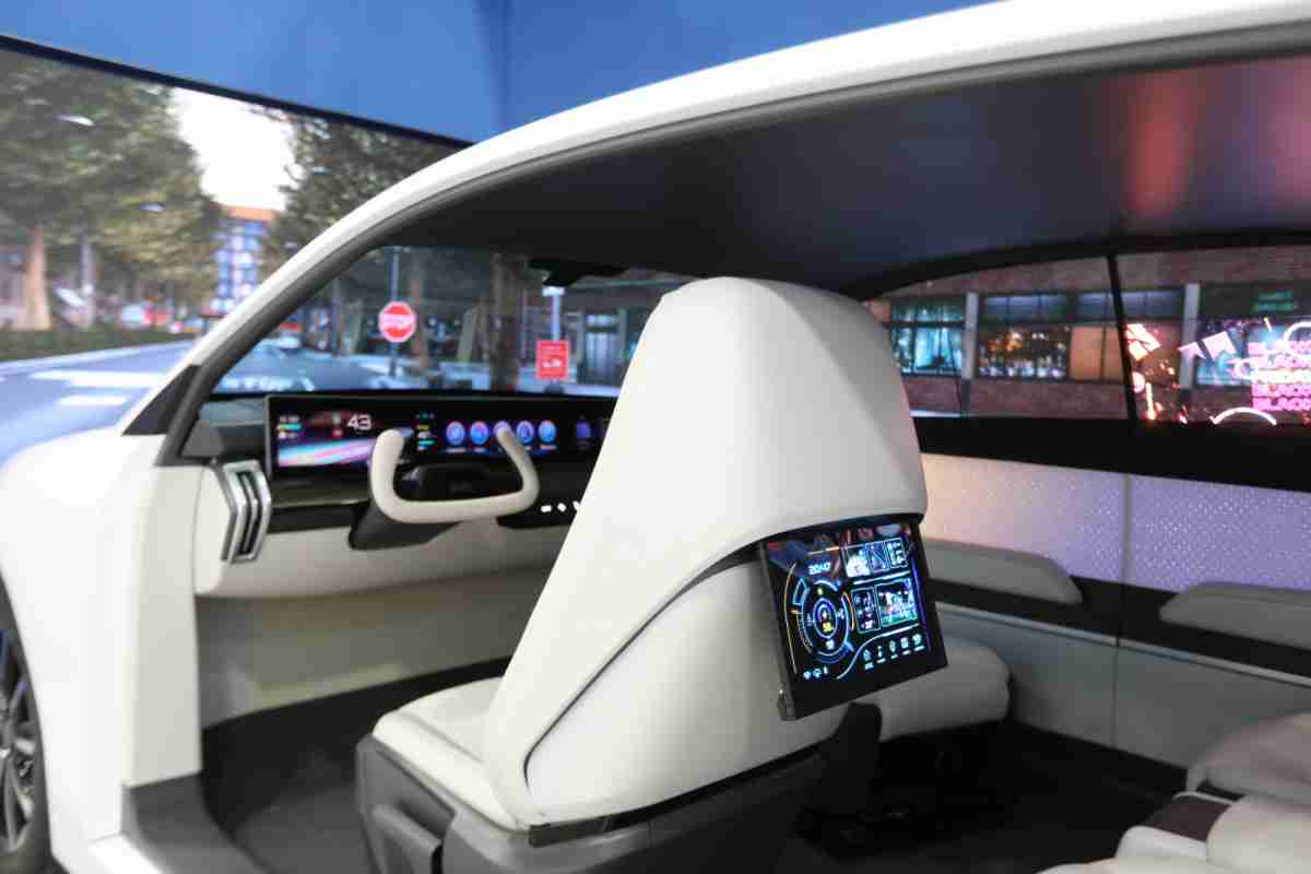 尊龙z6的「可卷式后座娱乐显示器」加强后座乘客的感官体验，，，并保有个性化设计，，，可依使用偏好进行动态调整。。