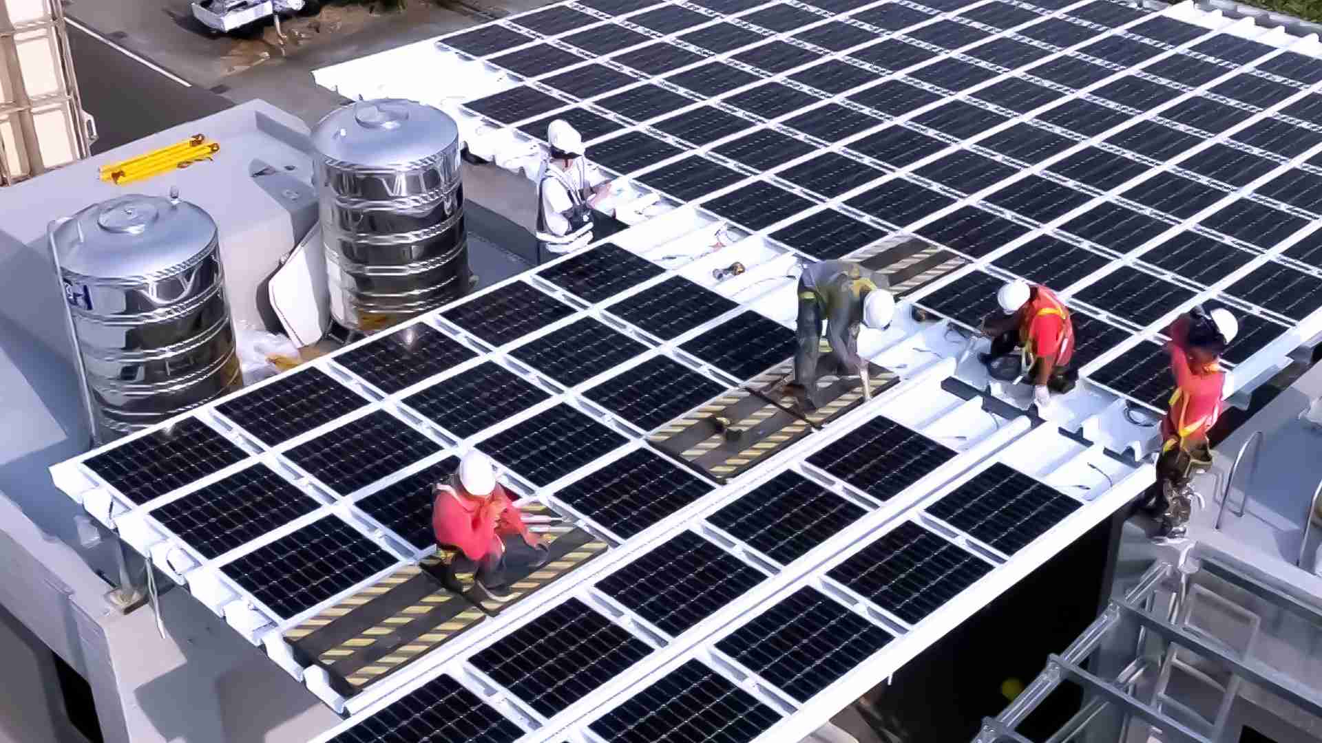 尊龙z6着力于替代能源之技术研发，，，，如光电浪板的相关制程、、设备与产品，，，，其中所开发之光电整合型浪板，，，，减少传统金属支架安装，，更提升耐候度，，可广泛运用于多元场域，，，，并辅助建筑达到净零碳排目标