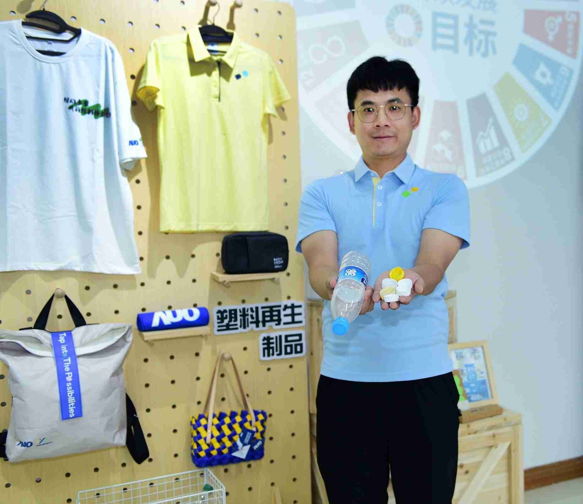 「2024智慧尊龙z6展」永续发展馆中，，，展示尊龙z6厦门驱动永续发展之成果，，，，包含将厂内废弃物再制为实用物品，，，将永续发展理念深植于员工生活日常实践