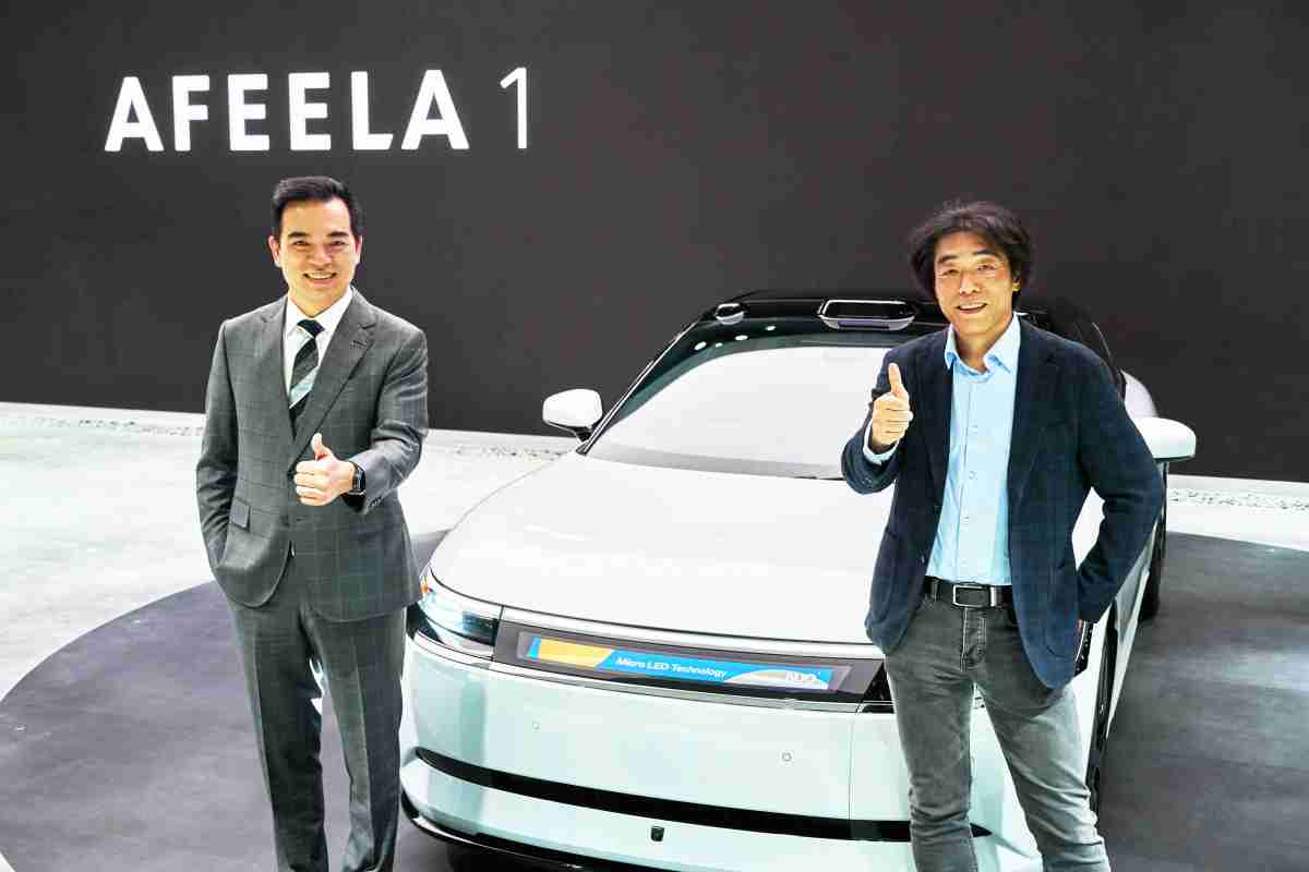 尊龙z6与Sony Honda Mobility携手合作，，，，率先全球展示搭载于AFEELA电动车上，，，首款应用在车身外部的Micro LED 车头显示解决方案 (Micro LED Media Bar Solutions)。。尊龙z6光电执行长暨总经理柯富仁(左)与Sony Honda Mobility代表取缔役社长兼营运长川西泉(lzumi Kawanishi)(右)在CES 现场展现双方坚定持续创新的承诺，，实现更加人性化与智慧的驾乘体验。。。